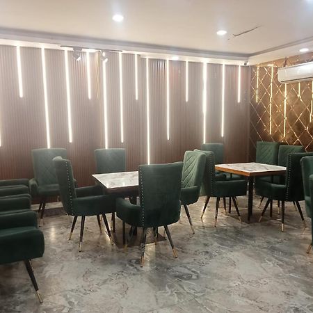 Ceremony Hotel And Banquets Faridabad Buitenkant foto